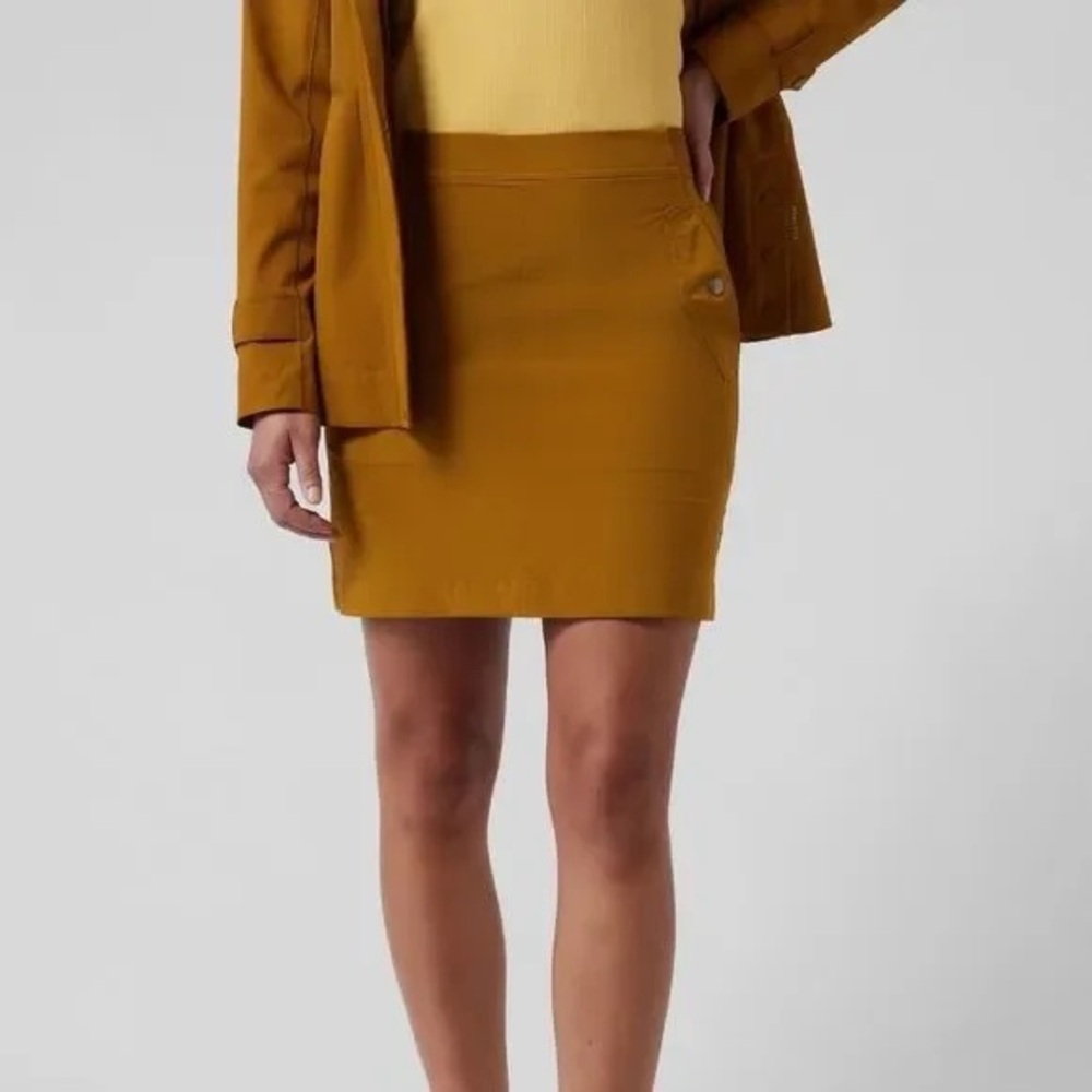 Athleta Vienna cargo skort in a mustard 8